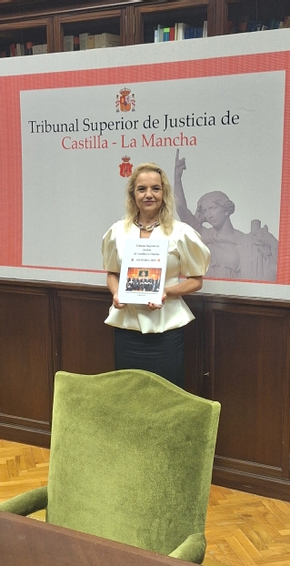 María Pilar Astray Chacón con la memoria de actividad de los tribunales de la comunidad durante 2025